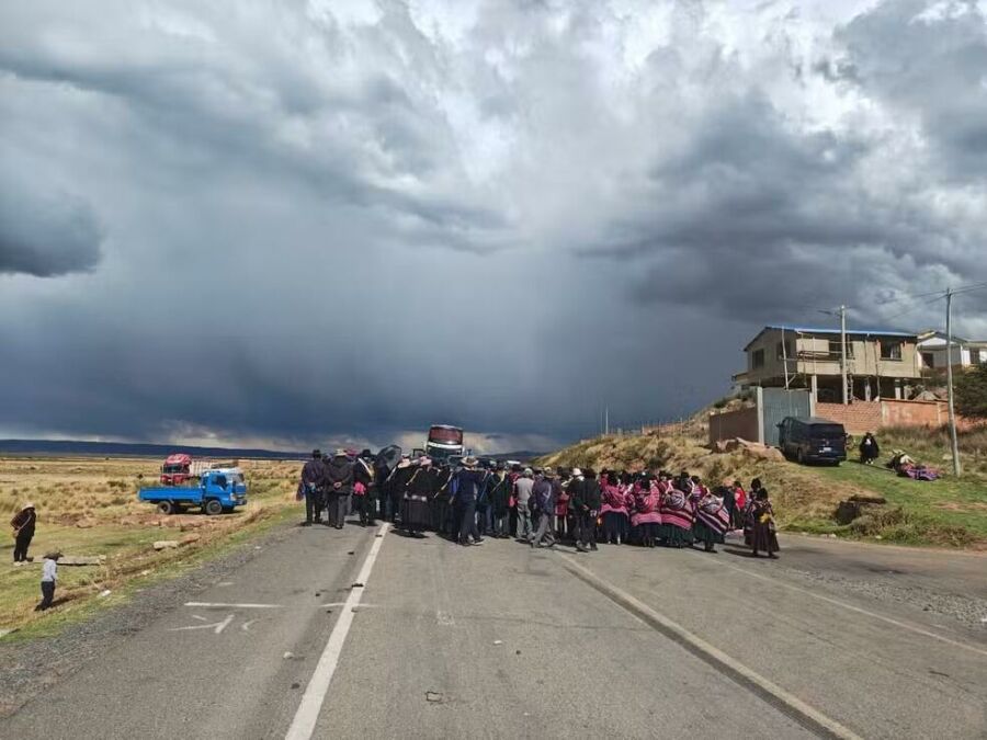 Imagem Turistas de MS ficam mais de 24 horas presos em estrada na Bolívia por protestos contra combustíveis